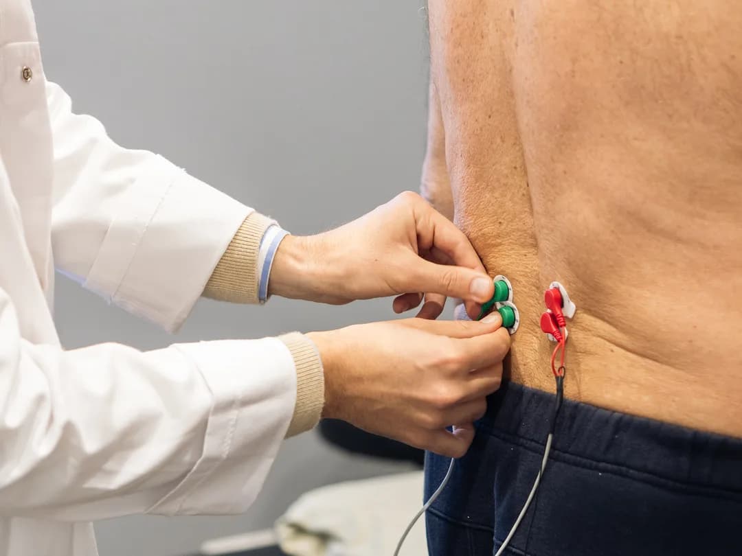 Elettrodi di superficie applicati alla zona lombare durante un test strumentale